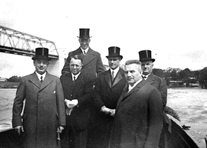Ved indvielsen af den gamle Lillebæltsbro den 14. maj 1935 ses her de ledende herrer bag projektet. Nummer tre fra højre er Alfred Raffel. FOTO: RAFFEL &amp; CO
