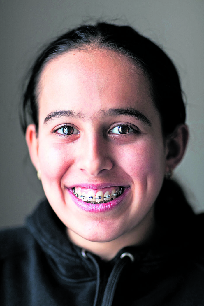 14-årige Aylin er vant til at gå til tandlæge, for togskinnerne skal strammes jævnligt.