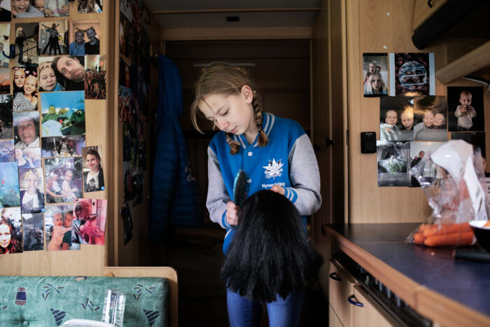 Nynne Hulsig Samuelsen er 12 år og cirkusprinsesse i Cirkus Trapez. Inde i sin campingvogn friserer Nynne Yakaris hår/paryk. Foto: Tor birk trads