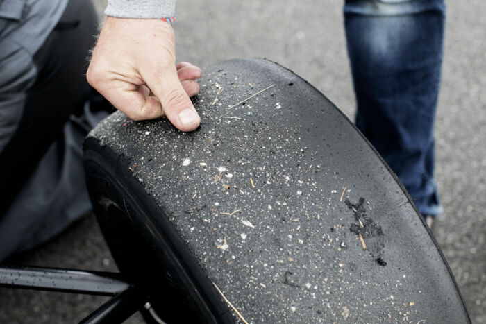 Gummiet på dækkene er meget blødt og der sætter sig sten og dækrester under kørslen. En Formel 4-bil har brede dæk – men ikke lige så brede som en Formel 1-bils. 
