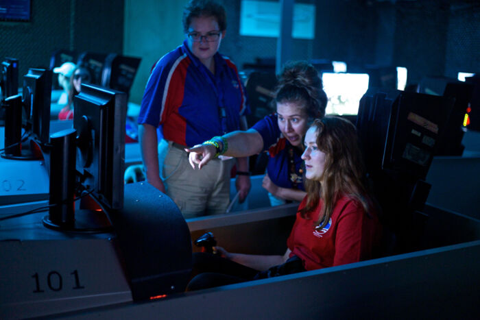 Som del af deres træning lærer eleverne på Space Camp at flyve et F-18-kampfly i centrets avancerede flyver-simulator. FOTO: Osie Greenway