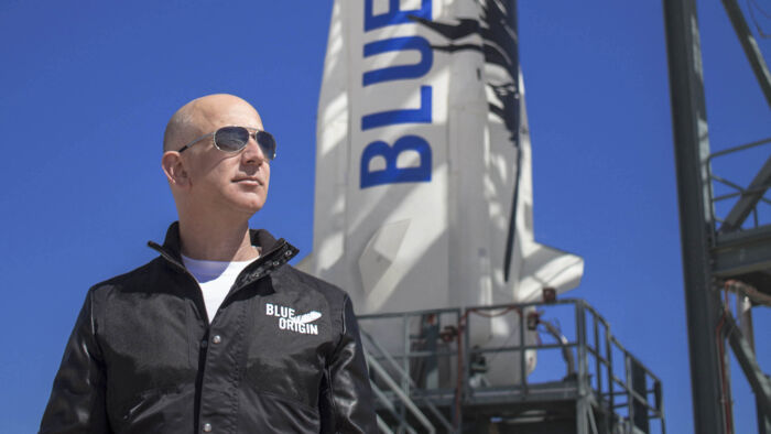 Verdens rigeste mand, Jeff Bezos, blev så inspireret af månelandingen, at han nu selv sender raketter ud i rummet med sit firma, Blue Origin. Fotos: Blue Origin