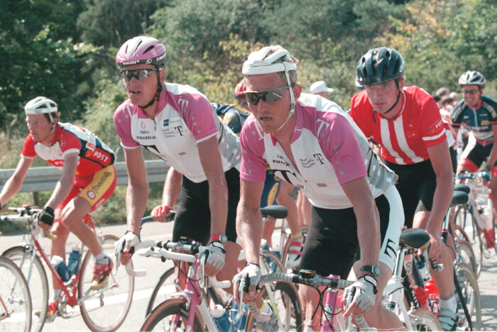 Telekom's danskere Bjarne Riis og Brian Holm sidder i feltet på vej mod København på søndagens sidste etape i cykelløbet Danmark Rundt i 1997. Foto: Jens Nørgaard Larsen/NORDFOTO