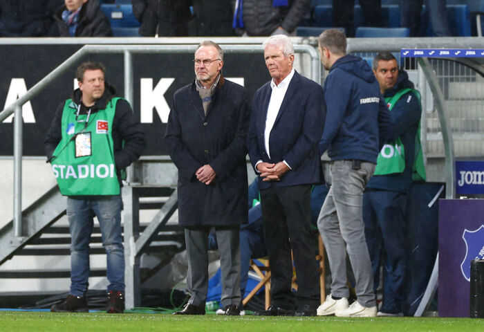 Hoffenheim-ejer Dietmar Hopp og Bayern Münchens formand Karl-Heinz Rummenigge ser til, mens fans holder et nedsættende banner om Hopp. Foto: Kai Pfaffenbach / Reuters