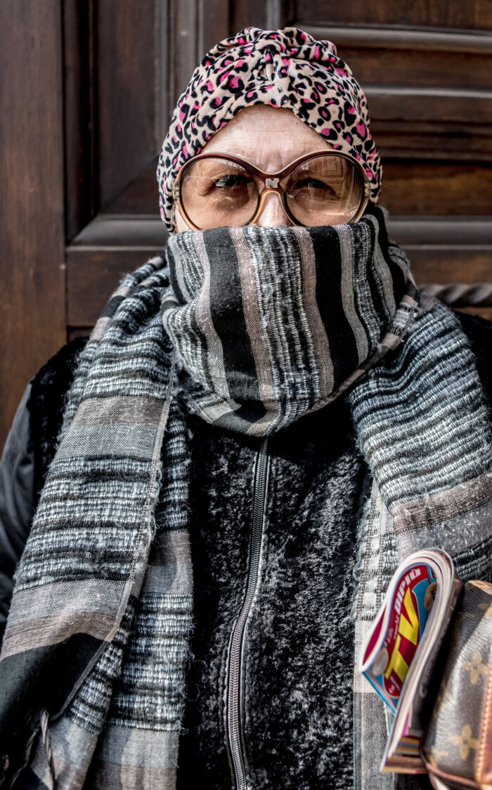 Ansigtsmaskerne er udsolgt fra byens apoteker, og folk dækker nu ansigterne med halstørklæder, til trods for at temperaturen i Rom i disse dage ligger på omkring 15 grader. Foto: Jesper Storgaard Jensen