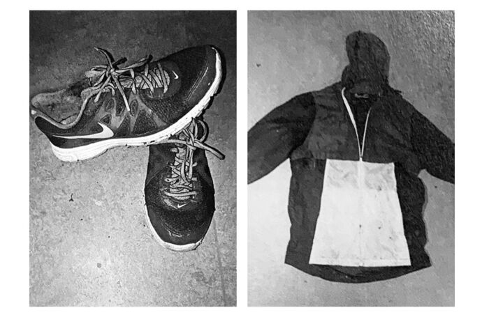 Politiets fotos af mandens tøj, som blev fundet i skoven. Skoene er størrelse 42 og beskidte af jord indvendig.
