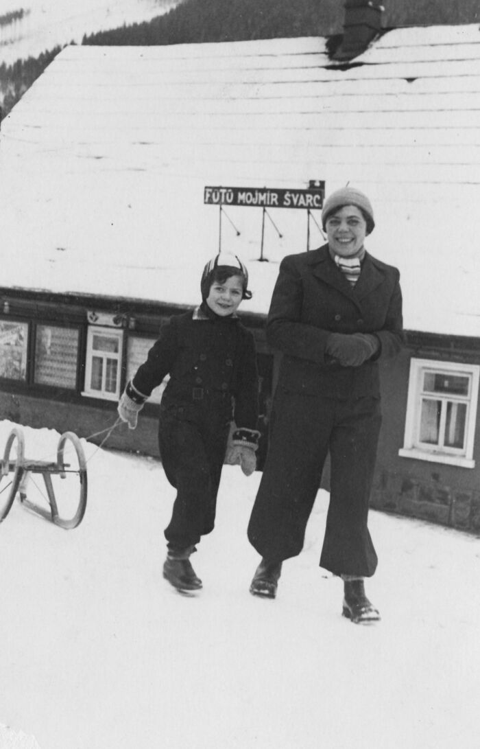 Eva Erben med sin mor i 1938. Arkivfoto: Memory of Nations