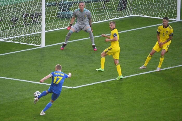 Ukrainske Oleksandr Zintjenko scorer til 1-0 mod Sverige. Foto: ANDY BUCHANAN / POOL / AFP.