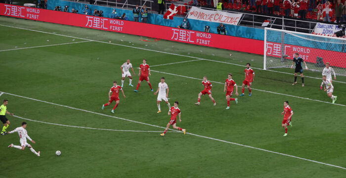 Andreas Christensen hamrer bolden ind i det russiske mål i den afgørende gruppekamp. Foto: REUTERS/Hannah Mckay.