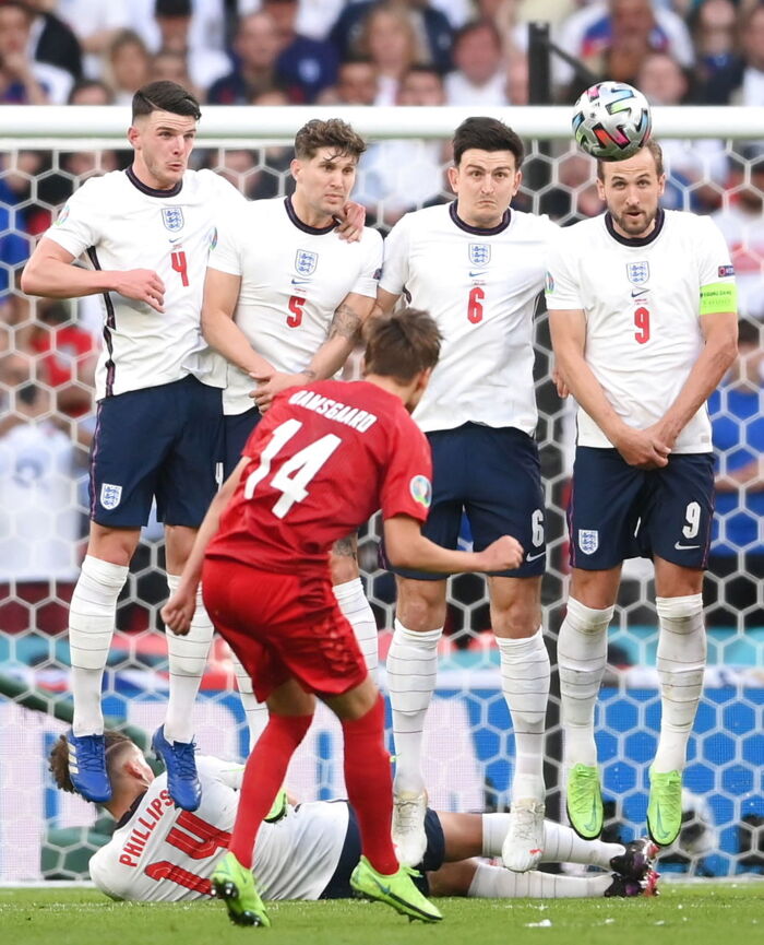 Mikkel Damsgaard krøller bolden over muren og ind bag Englands Jordan Pickford til 1-0 i semifinalen. Foto: EPA/Laurence Griffiths / POOL.