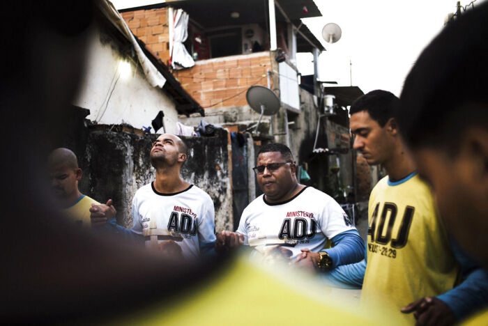 Pastor Messias (med solbriller) hylder Bolsonaros mod til at kæmpe mod den kriminalitet, som han selv har været en del af. Foto: Steffen Stubager