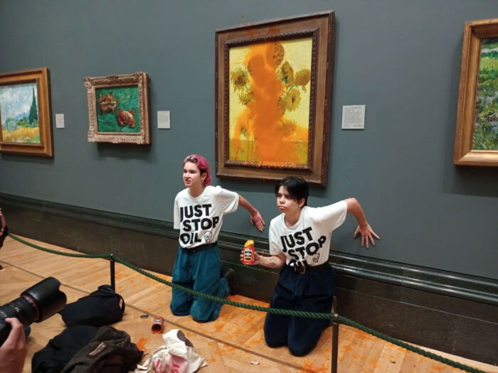 Den 14. oktober hældte to aktivister tomatsuppe på Vincent van Goghs berømte solsikkemaleri, som hænger på National Gallery i London. Efterfølgende limede de deres hænder fast til væggen. Foto: Just Stop Oil, Scanpix. 