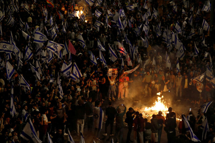 Demonstranter strømmede på gaden efter afskedigelsen af den israelske forsvarsminister Yoav Gallant. Foto: Nir Elias, Reuters, Scanpix.