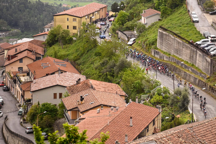 Feltet undervejs fra Venosa mod Lago Laceno på 4. etape. Foto: Fabio Ferrari, Scanpix