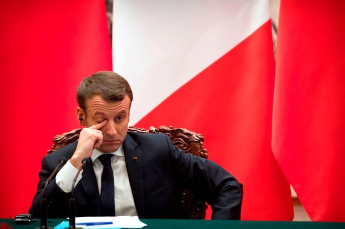 Emmanuel Macron bruger tilsyneladende nætterne på at sende sms'er til sine ministre. Arkivfoto: Mark Schiefelbein, Scanpix