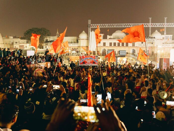 Flere end 500.000 indere deltog i fejringen og drog til den lille religiøse by, som lyste op i hinduismens hellige safranfarve. Foto: Ali Monis Naqvi