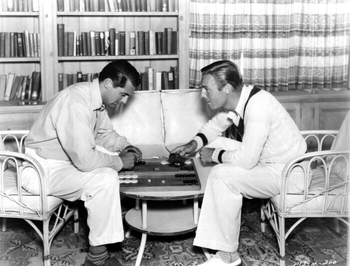 Var Cary Grant i et romantisk forhold med sin ven og skuespillerkollega Randolph Scott? Det mere end antyder flere kilder i et portræt i Vanity Fair. Foto: Ronald Grant Archive, Scanpix.