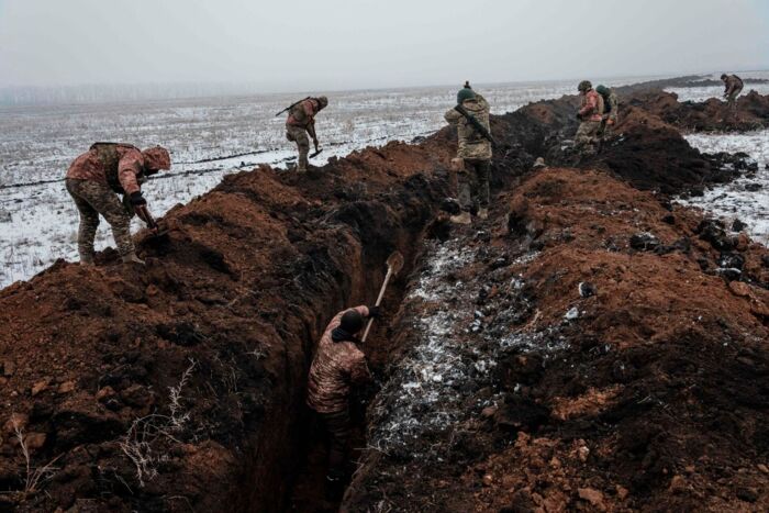Ukrainske soldater i færd med at lave en skyttegrav nær Bakhmut i februar 2023. Arkivfoto: Yasuyoshi Chiba, AFP, Scanpix