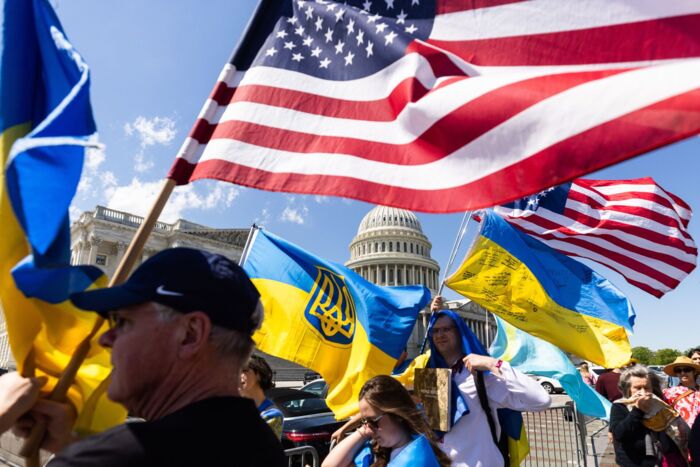Ukrainestøtter foran kongresbygningen i Washington. Lørdag semte Senatet den længe ventede hjælpepakke igennem. Foto: Jim Lo Scalzo, Scanpix.