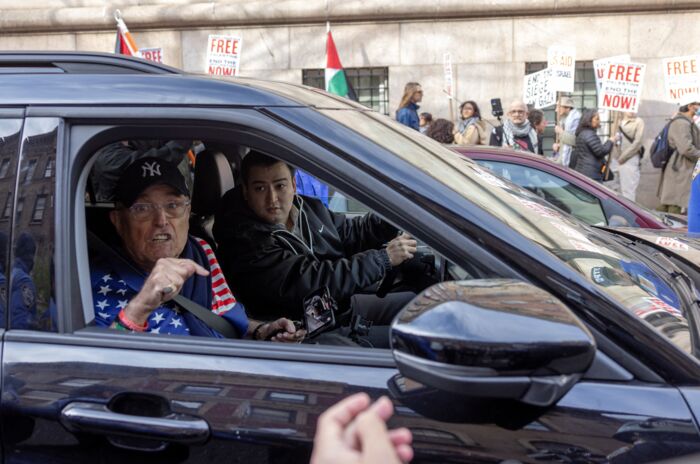 New Yorks forhemværende borgmester Rudy Giuliani rullede forbi demonstrationer ved Columbia University svøbt i et amerikansk flag. Foto: Caitlin Ochs, Scanpix
