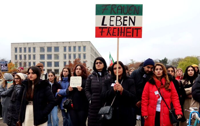 Efter den 22-årige Mahsa Aminis død i 2022 var der demonstrationer verden over. Her ses demonstranter i Frankfurt i Tyskland 30. november 2022. Foto: Tilman Blasshofer, Scanpix