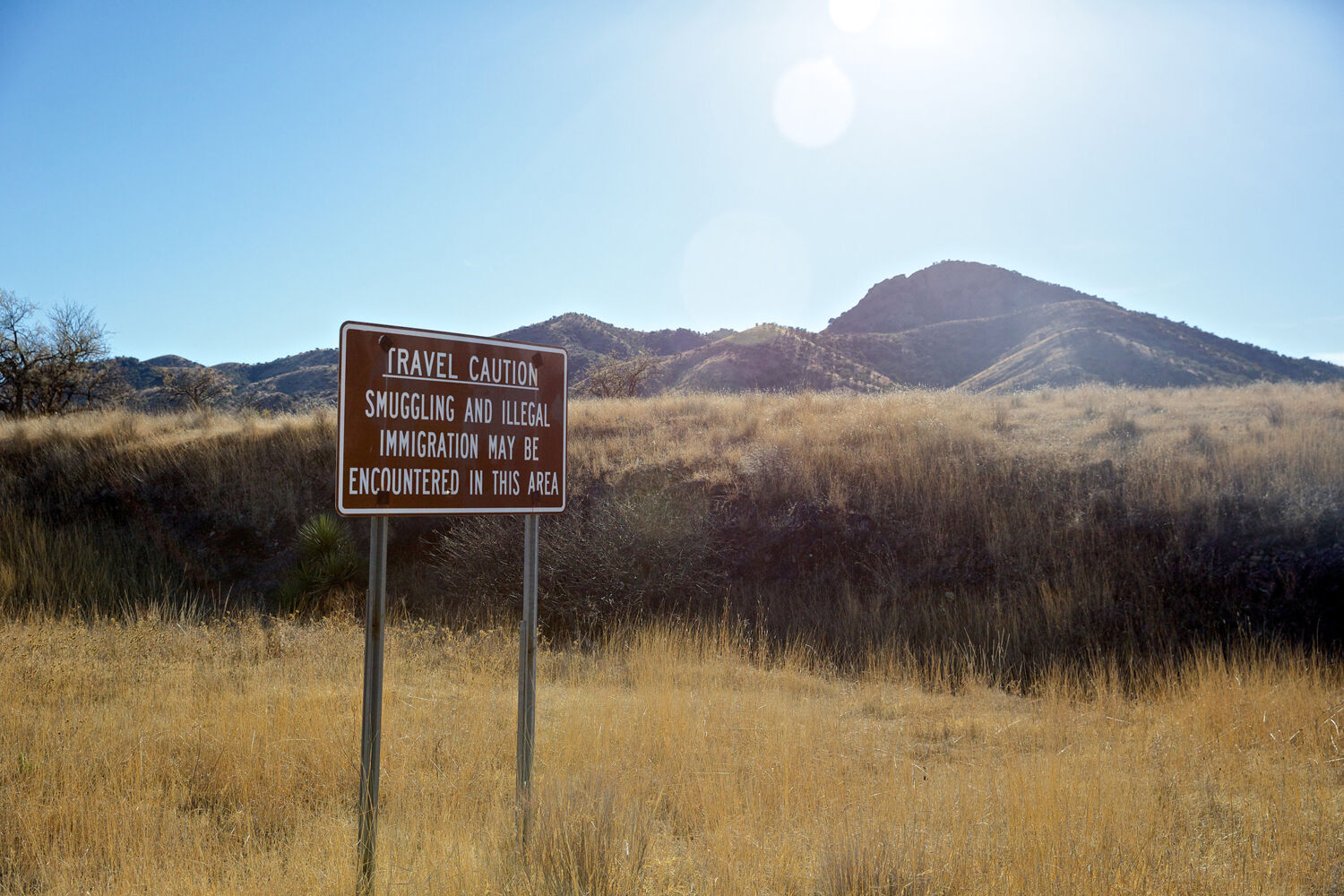 »Advarsel. Smugleri og illegal immigration kan forekomme i dette område«. Skilt i grænseområdet ved Arivaca, Arizona.