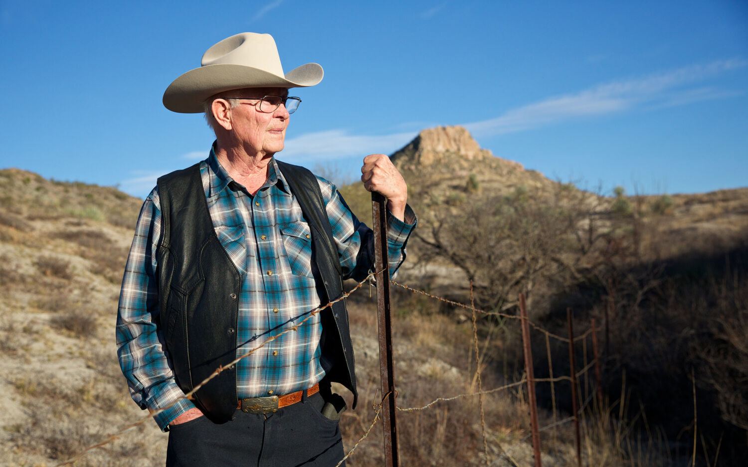 Rancher Jim Chilton griber om graensehegnet, der adskiller USA fra Mexico i det sydlige Arizona.