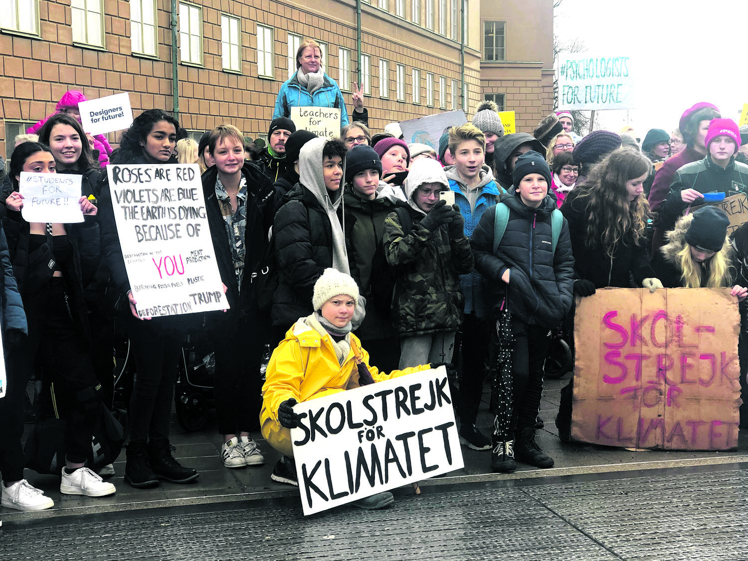 Den nu 16-årige Greta i gul regnfrakke foran det svenske parlament, Riksdagen, i Stockholm i marts i år. Foto: Reuters/Ilze Filks