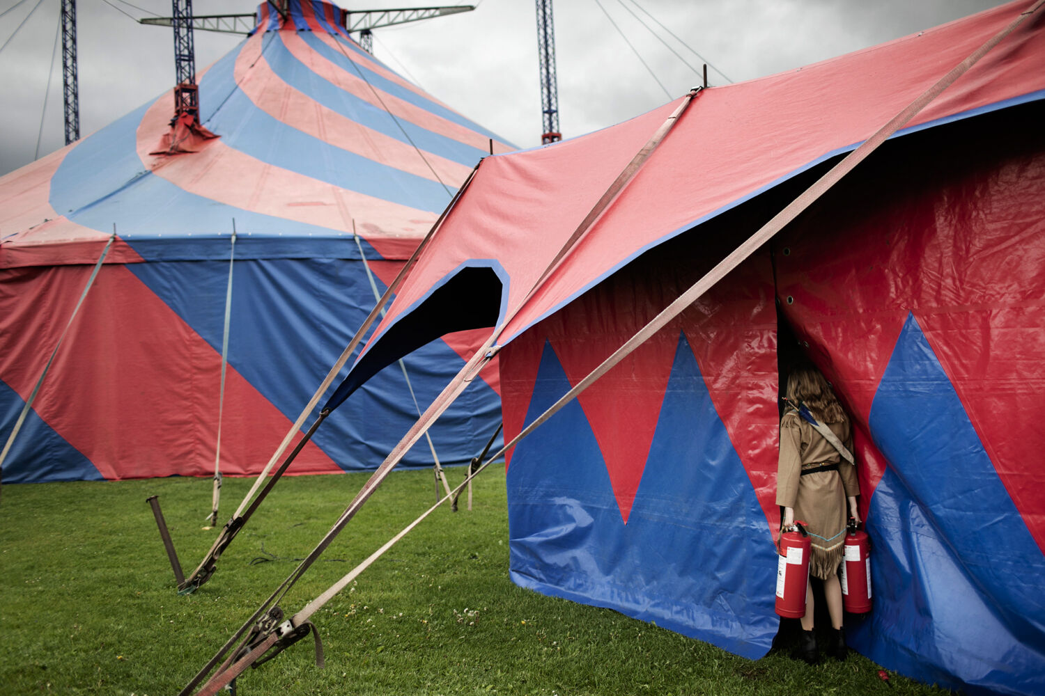 Hver dag rykker cirkus til en ny by. Her flytter Nynne brandslukkere ind i teltet. Foto: Tor birk trads