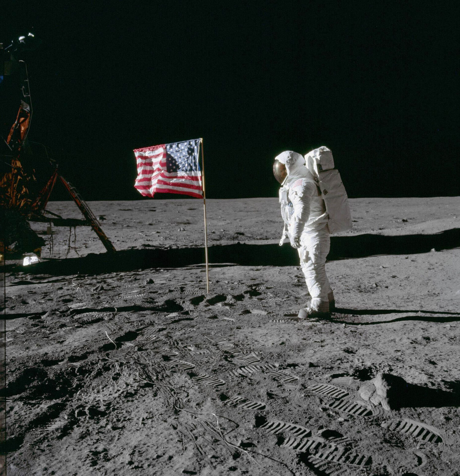 Der er noget helt særligt ved at se et levende menneske stå på en fjern klode. Men de færreste kan blive astronauter og komme ud i rummet på dén måde. Foto: NASA