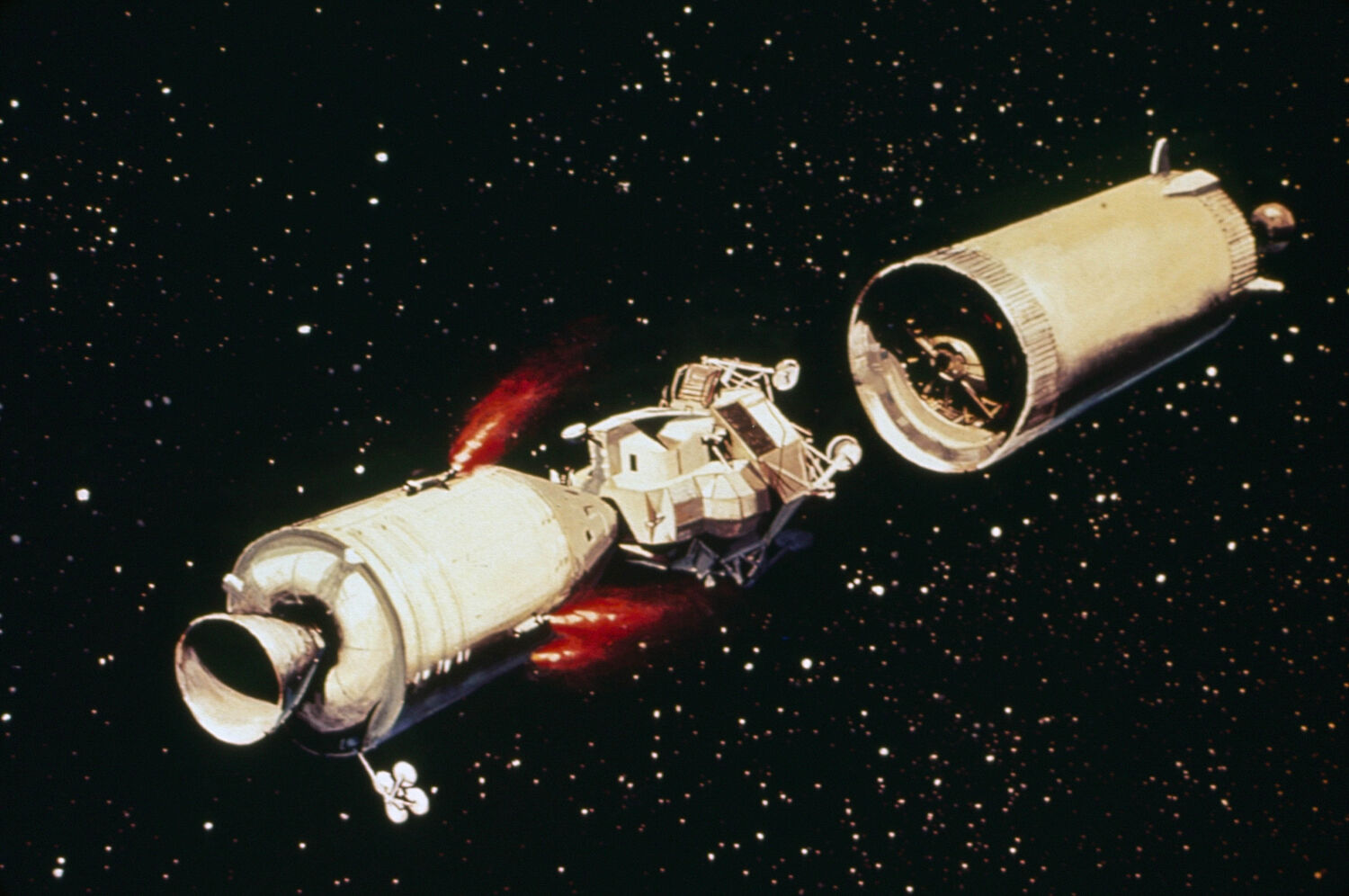 Her ses raketmotoren Saturn V blive adskilt fra Apollo 11-modulet. 