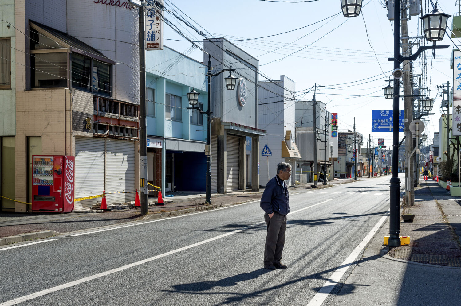Kamakura Toyotaka besøger byen Namie, hvor han engang drev en populær blomsterbutik. Efter ulykken blev byens 19.000 indbyggere evakueret, i dag står den næsten tom (2016). Foto: Alfredo Caliz/Rtizau Scanpix