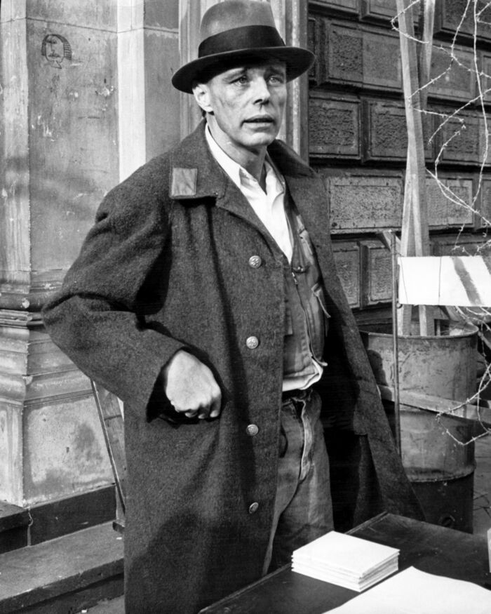 Joseph Beuys var soldat i Luftwaffe, men gendigtede ivrigt sin egen fortid. 
Arkivfoto: Müller, Scanpix