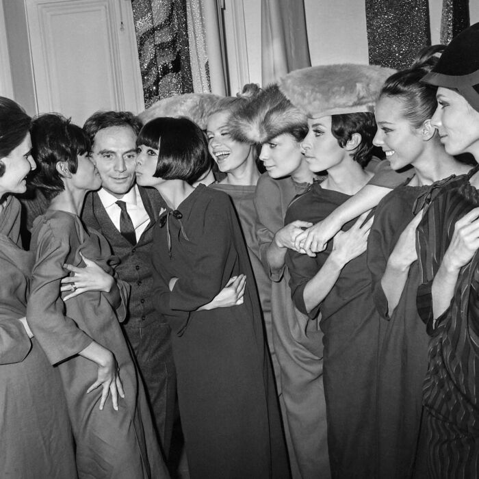 Kindkys til Pierre Cardin efter præsentationen af Haute Couture kollektion i 1965. Arkivfoto: AFP, Scanpix