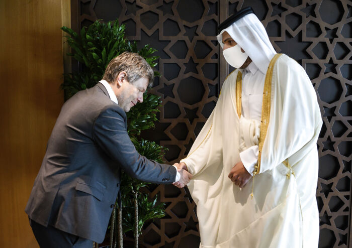 Tysklands vicekansler, De Grønnes Robert Habeck og Qatars handelsminister Mohammed bin Hamad bin Kasim al-Abdullah Al Thani. Foto: Bernd von Jutrczenka, AP / Scanpix