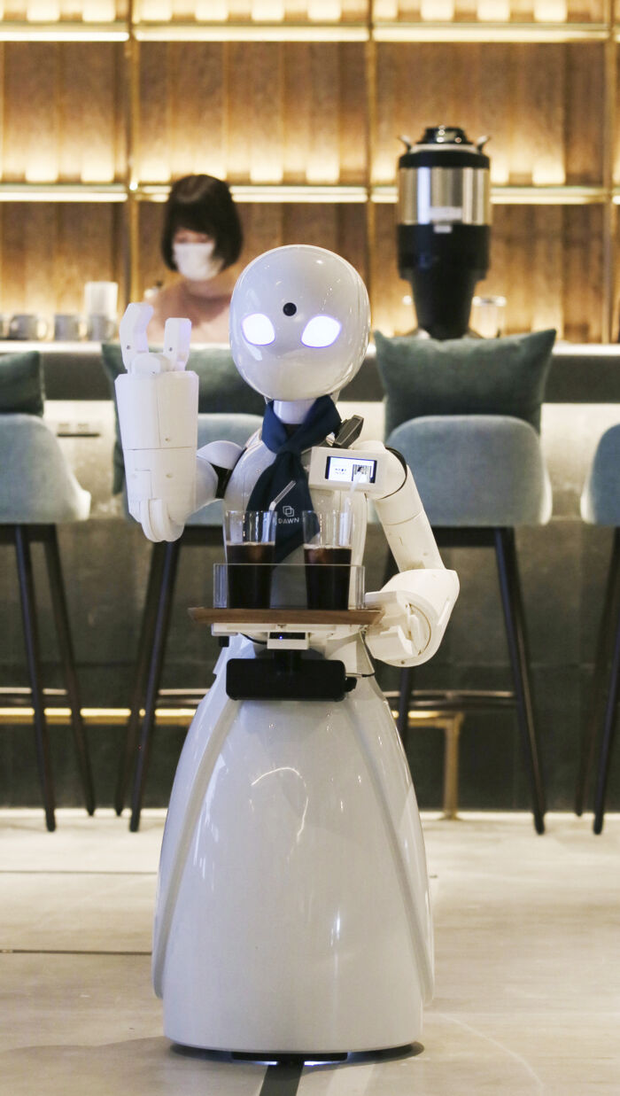 På Avatar Robot Café i Tokyo er serveringsrobotterne fjernstyret af mennesker, som lider af handikap eller sygdomme, der forhindrer dem i at varetage et almindeligt arbejde. Foto: Ryuzo Suzuki, Scanpix. 