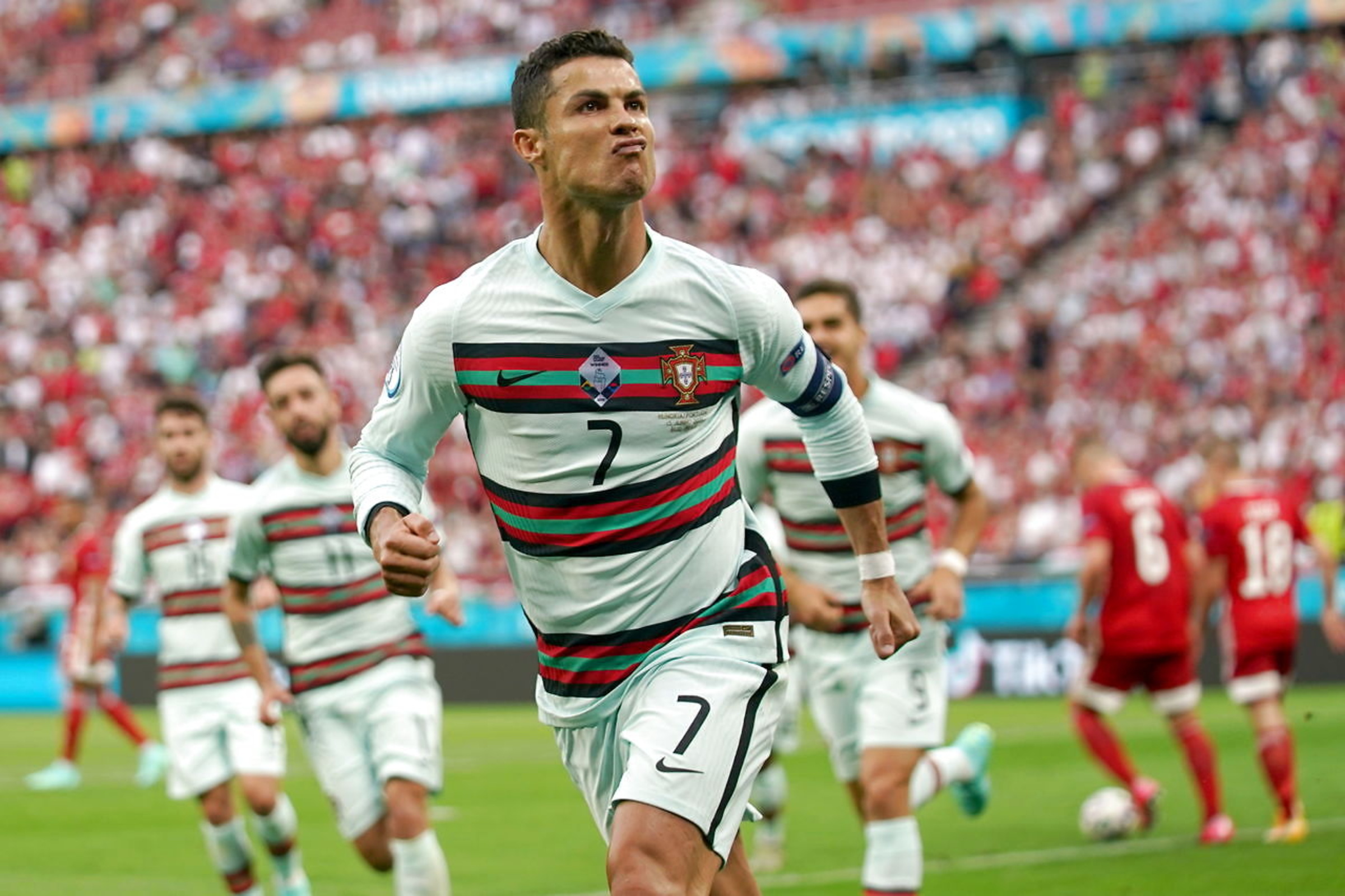 <p>Ungarn-kampen viste Cristiano Ronaldo i alle facetter. Den ophøjede boldkunstner og den offervillige holdspiller, den pompøse autokrat og den jagede berømthed. Og endnu engang: den afgørende mand på græsset.</p> Foto: HUGO DELGADO