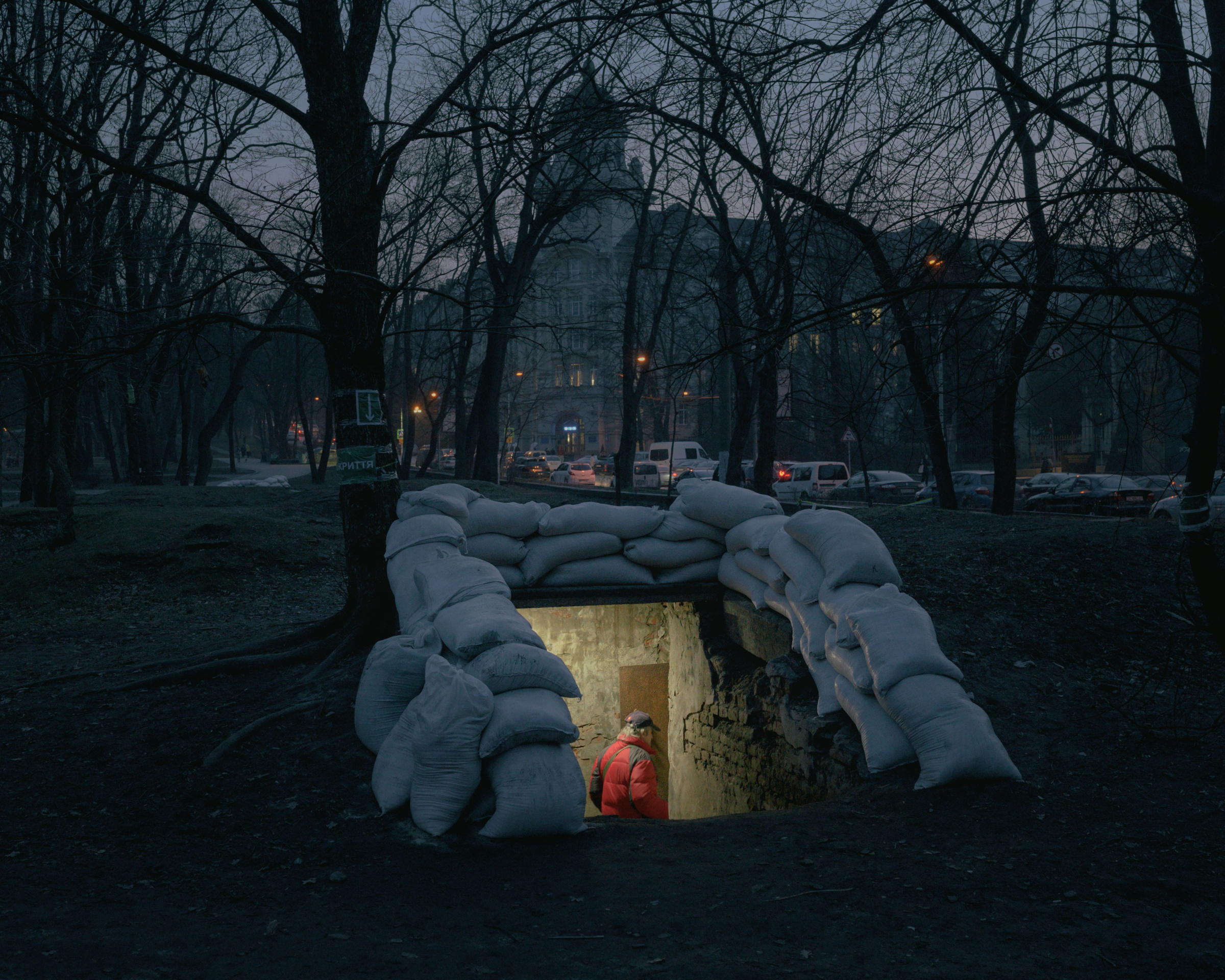 <p>En mand går ind i beskyttelsesrummet i Ivan Franko-parken i Lviv om aftenen den 15. marts. Foto: Ingmar Björn Nolting og Fabian Ritter</p> Foto: 