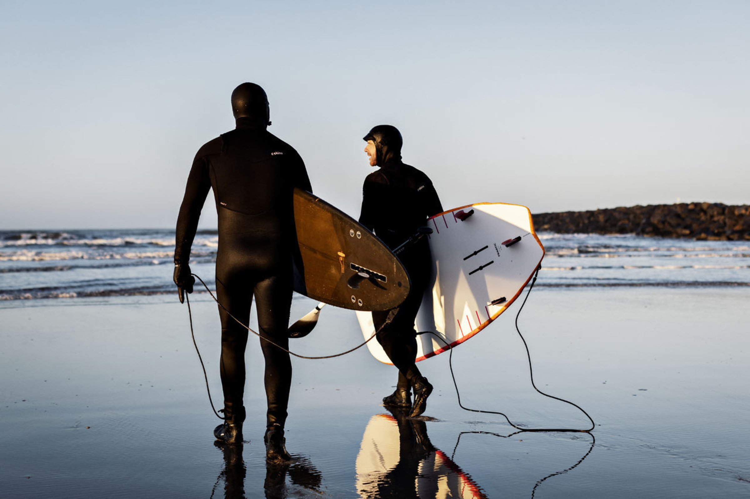<p>Martin Backs er surfer og bor i Hvide Sande. Han bruger mange af sine morgener på havet, inden han tager på arbejde. Vennen Jakob Gjerluff og Martin Backs på vej mod bølgerne. Foto: Astrid Dalum</p> Foto: Astrid Dalum