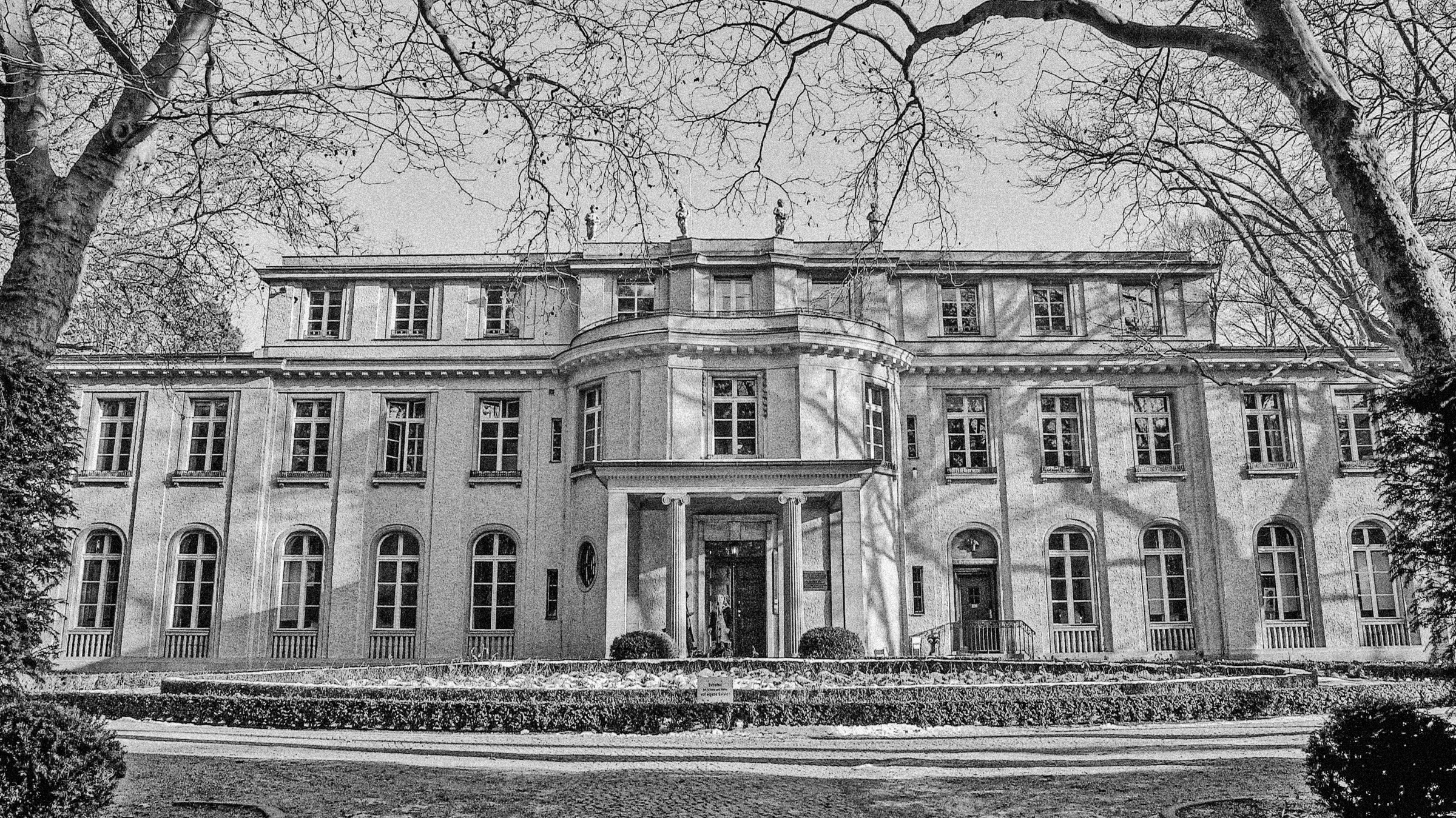 <p>Villaen på Am Grossen Wannsee nummer 56-58 blev bygget i 1914-1915, og i slutningen af 1940 opkøbte daværende RSHA-chef Reinhard Heydrich huset. Foto: Stephanie Pilick, Scanpix</p> Foto: 