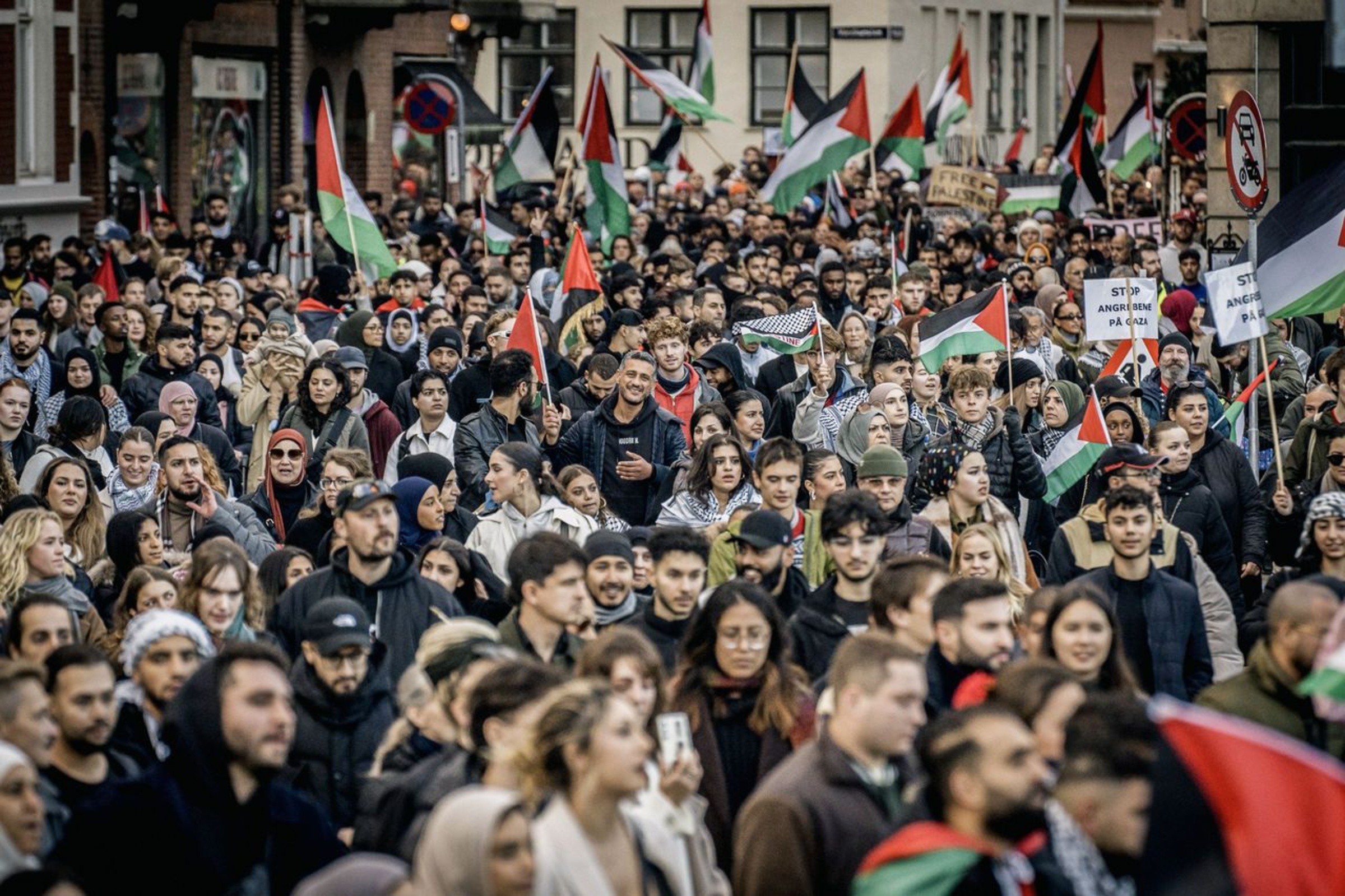 <p>Demonstration til støtte for Palæstina i København søndag den 22. oktober 2023. Foto: Emil Nicolai Helms, Scanpix</p> Foto: 
