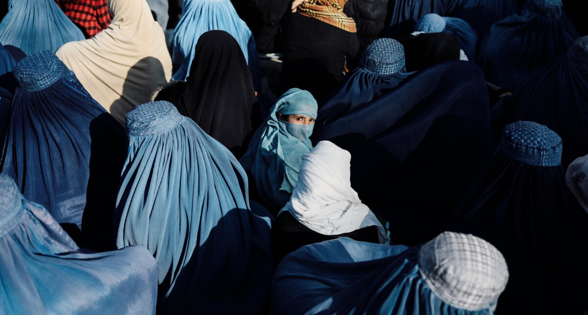<p>En afghansk pige i kø til brød i Kabul. Siden Talebans magtovertagelse er det gået stærkt: Kvinderne må ikke arbejde, ikke uddanne sig, ikke vælge deres ægtefælle og i det hele taget gå frit omkring. De er igen blevet mandens ejendom. Foto: Ali Khara, Scanpix.</p> Foto: 