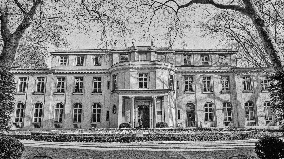 <p>Villaen på Am Grossen Wannsee nummer 56-58 blev bygget i 1914-1915, og i slutningen af 1940 opkøbte daværende RSHA-chef Reinhard Heydrich huset. Foto: Stephanie Pilick, Scanpix</p> Foto: 
